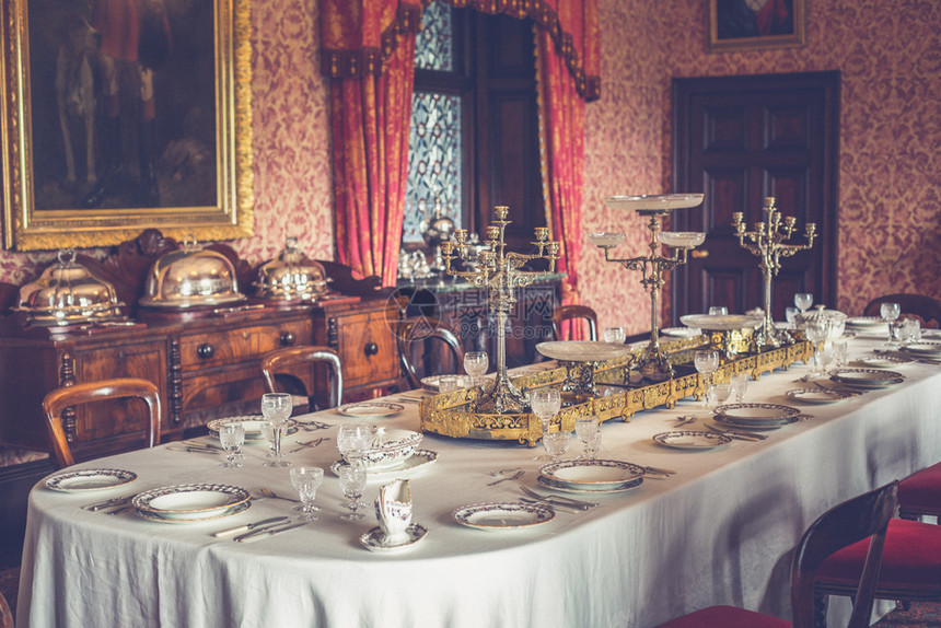 在豪华的城堡里准备奢华餐桌老维多利亚时代滑稽图片