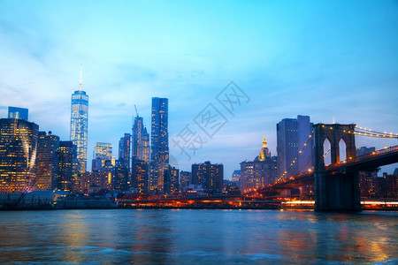 市中心纽约日落时布鲁克林桥概览纽约曼哈顿摩天大楼图片