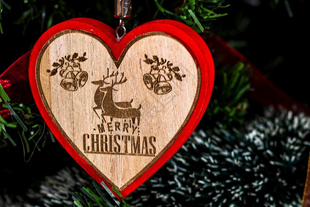 圣诞树上的心形装饰品图片