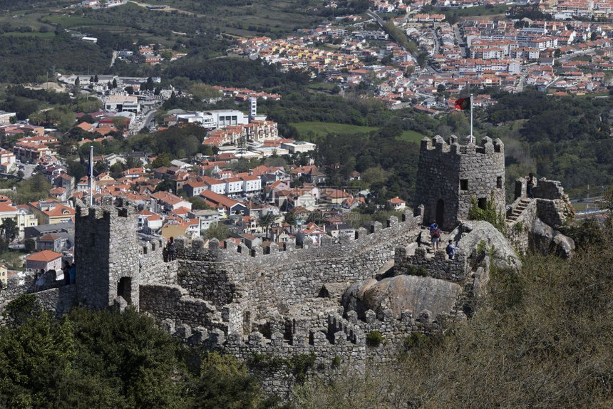 已知葡萄牙里斯本附近的辛特拉摩尔人城堡旅游者起源于10世纪现在是一个受欢迎的旅游胜地以19世纪的罗马古迹闻名于世是教科文组织的世图片