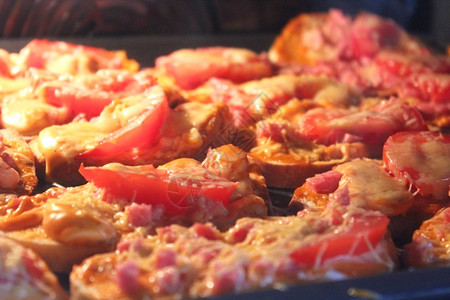盐渍的晚餐白色热三明治加香肠和烤奶酪在厨房做饭图片