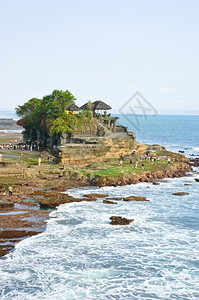 拜考神传统的旅行老印度尼西亚巴厘岛TanahLot拜巴厘海神的圣地背景