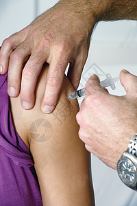 卫生保健医在办公室为一名年轻女注射针头的医生重点在注射器上疫苗年轻的图片