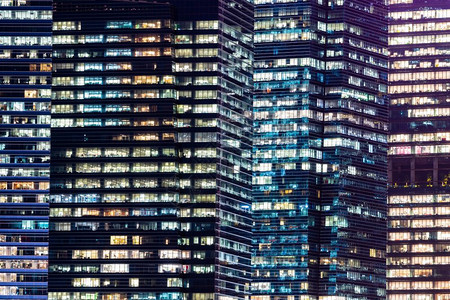 高楼大的灯光在高城市风景中的窗口灯光办公室商业技术摩天大楼图片
