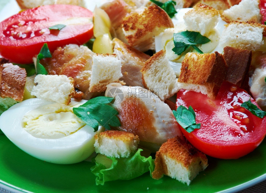 蔬菜墨西哥色拉配有干酪鸡肉橄榄油和蛋的罗玛素生菜和烤面包沙拉喝切绿图片