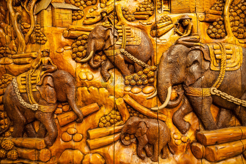 华丽的边界艺术将泰国动物雕刻在木材上图片