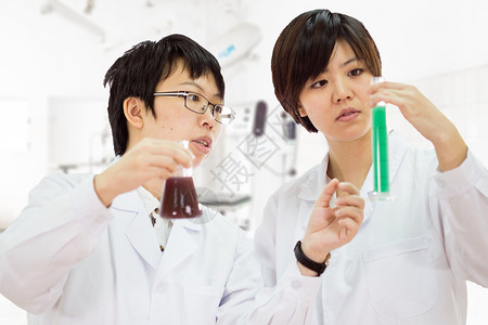 实验室检查管内化学物的亚裔洲女美国科学家医疗的生物学女士图片