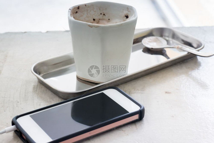 具体的热巧克力杯智能电话股票照片喝聪明的图片