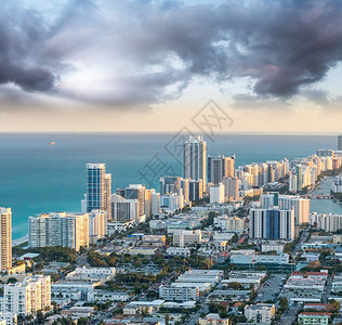 建筑学全景日落时迈阿密海滩的比目光美国图片