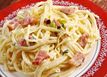盘子酱西里自制意大利面条含火腿的意大利面条卡博拉高清图片