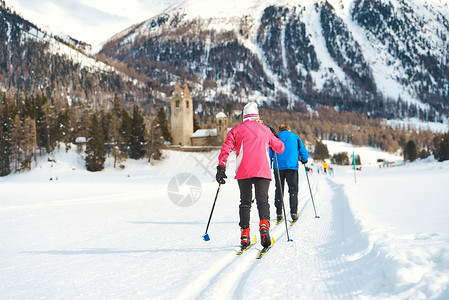 冬季滑雪远足图片