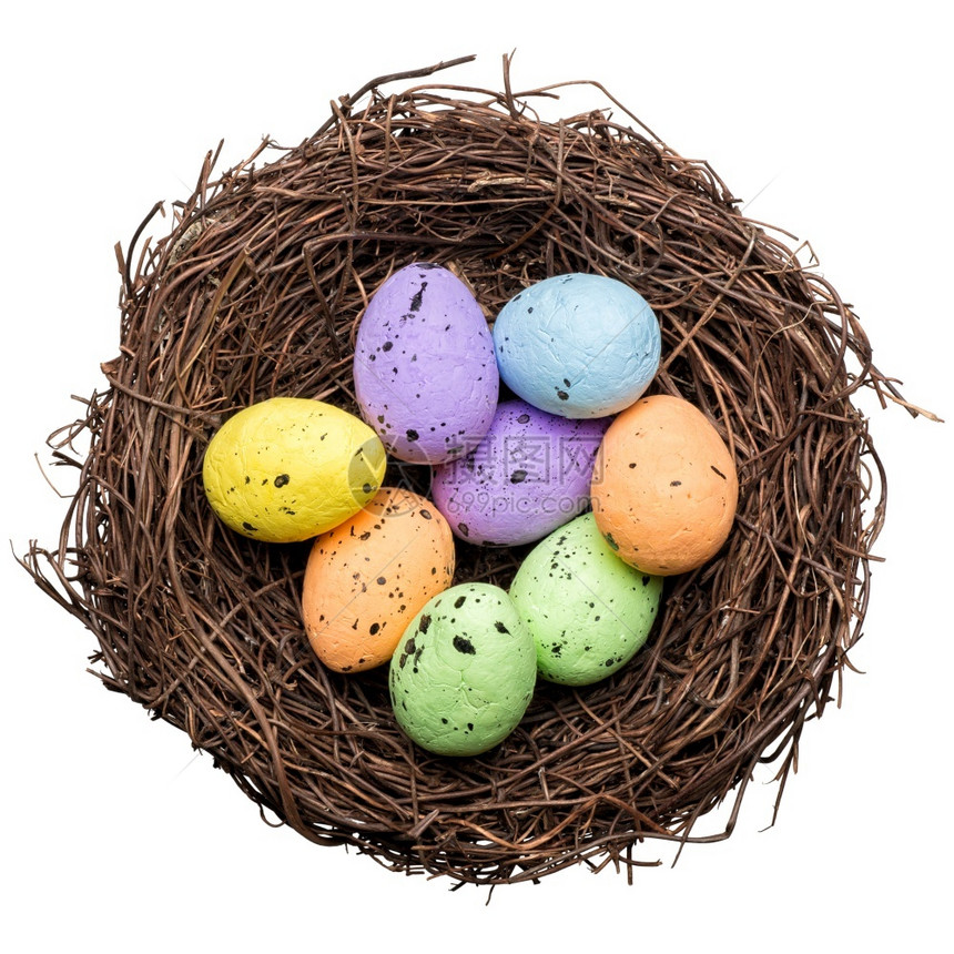 鸟巢中的多彩东方鸡蛋群季节装饰品在白色背景上孤立鸟巢中的彩色东方鸡蛋传统的一种纸糊图片