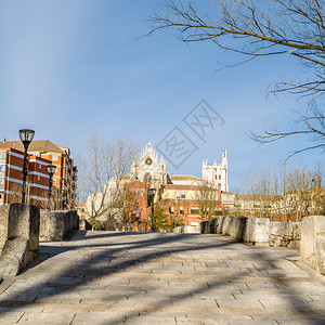 中世纪桥上帕伦西亚哥特大教堂的景象城市观莱昂外部的图片