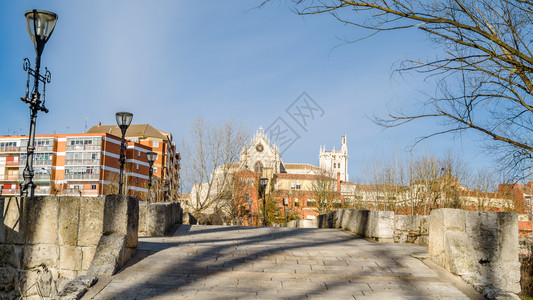 中世纪桥上帕伦西亚哥特大教堂的景象外部文化城市图片