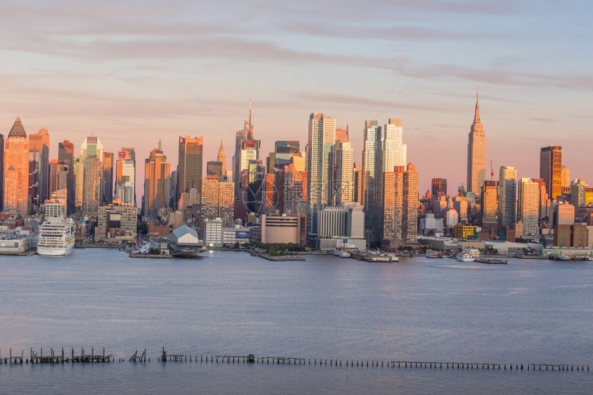 美国人河新的纽约市曼哈顿美国黄昏市中城天际图片