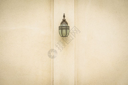 温暖的石膏棕色墙上灯家庭墙上的古典灯目图片