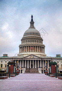 旗帜上午在华盛顿特区的美国会大厦楼纽约州华盛顿状态象征图片