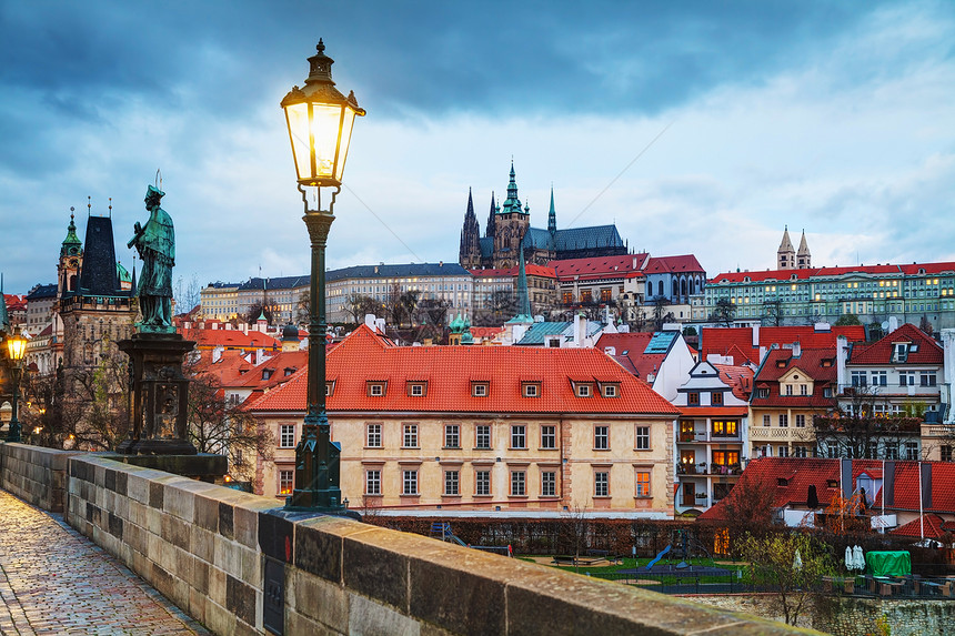 普拉哈斯基大教堂清晨捷克旧布拉格的概览见附件图片