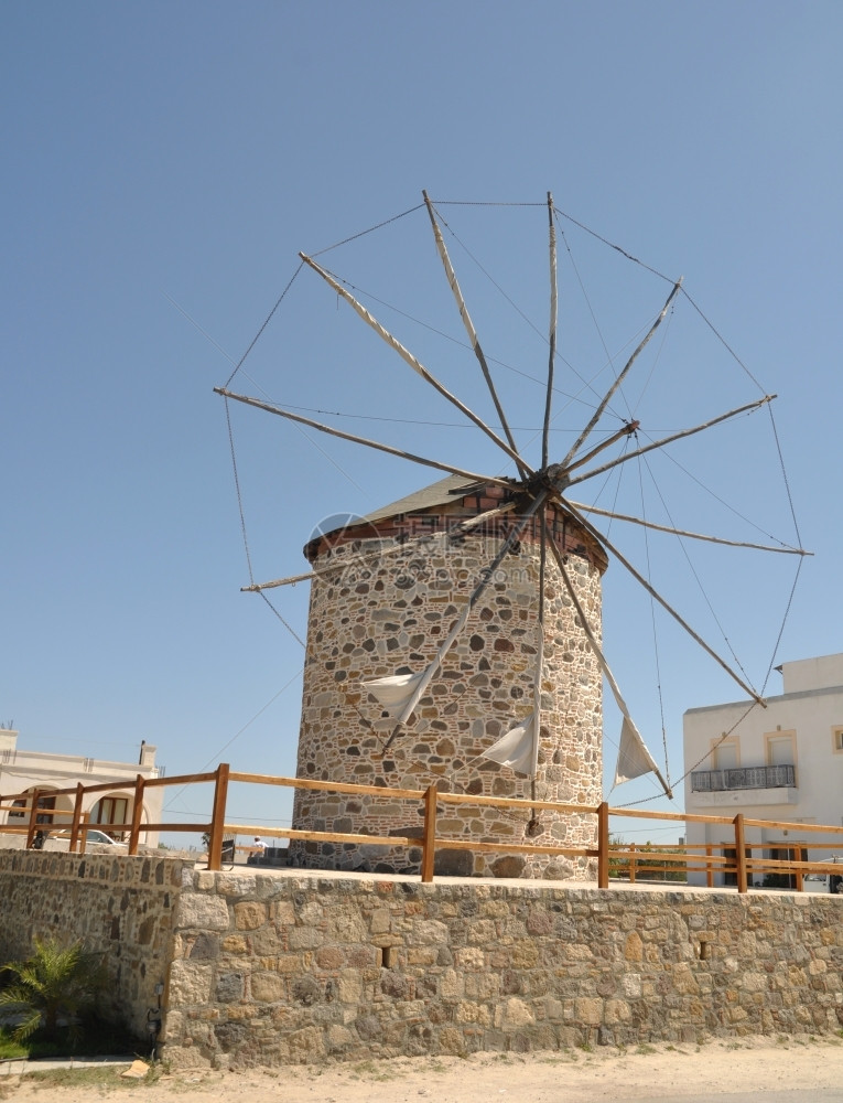 农村传统的天空希腊AntimahiaKos的令人愉快风车图片