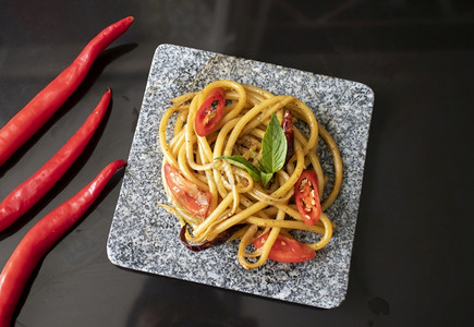 橄榄奥利石锅上加辣椒的意大利面条香菜图片