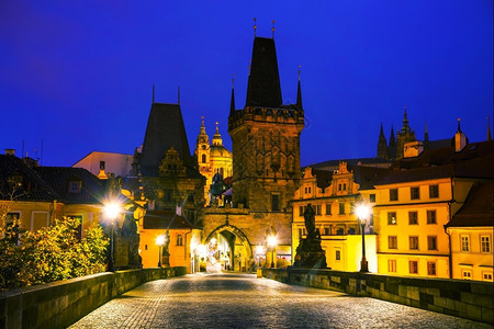 镇克拉夫琴科日出前在布拉格有查尔斯桥的老城塔图片