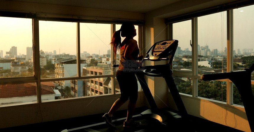 快乐的年轻亚洲女子在运动场上锻炼成人积极的图片