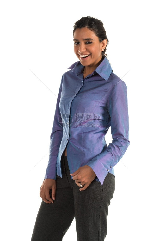 苗条的裤子穿着闪亮蓝上衣的美丽高大印度女人微笑图片