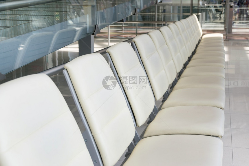 软垫空椅子等待乘客在机场登的空位新优雅图片