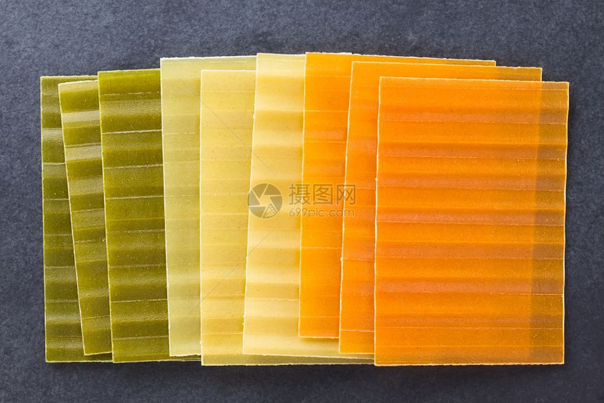 丰富多彩的原色三拉萨磁面食纸拍摄了石板RawTri彩色Lasagne意大利面纸的顶部味道绿色图片