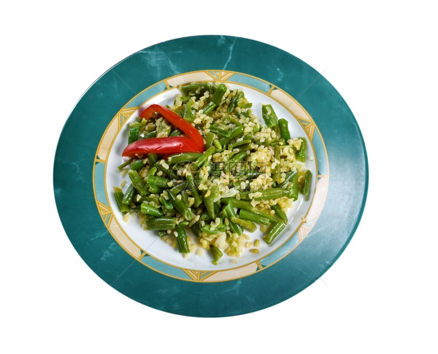 绿色白背景隔离的绿豆沙拉配有奶酪和布丁的青豆沙拉盘子蔬菜图片