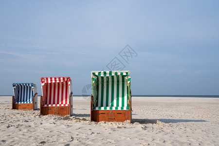 斯特兰科尔布德国北弗里西亚Amrum海岸线的滩椅德国北弗里斯亚阳光旅游娱乐背景