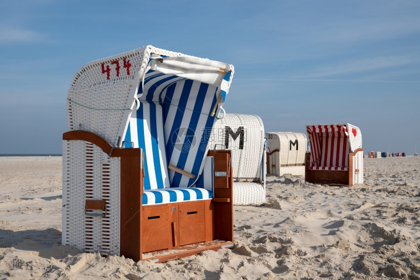 全景观欧洲德国北弗里西亚Amrum海岸线的滩椅德国北弗里斯亚图片