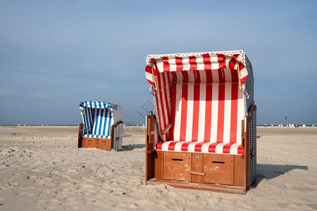 天空全景娱乐德国北弗里西亚Amrum海岸线的滩椅德国北弗里斯亚图片