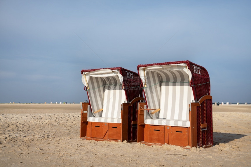 目的地德国北弗里西亚Amrum海岸线的滩椅德国北弗里斯亚旅行夏天图片