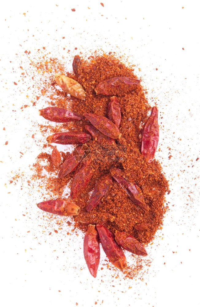 有香味的印度人红色辣椒粉和干红以白色背景混乱版本隔离图片