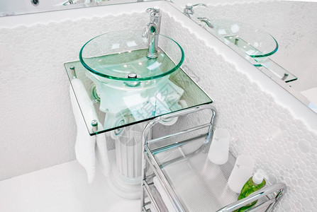 装饰风格水晶沉在一个干净的现代设计浴室里一种毛巾图片