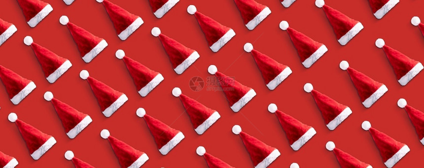 庆典红色的蓬松圣诞老人帽老人帽子与红色背景相比的创意模式最低冬寒公寓是圣诞概念全景形象图片