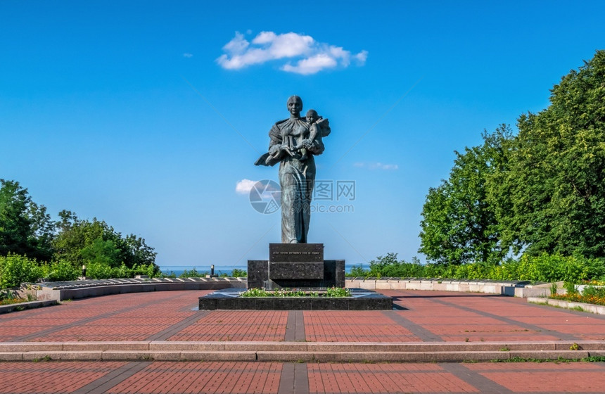 省历史乌克兰卡尼夫0712乌克兰卡尼夫纪念公园阵亡士兵纪念碑在阳光明媚的夏日乌克兰卡尼夫阵亡士兵纪念碑20年7月1日图片