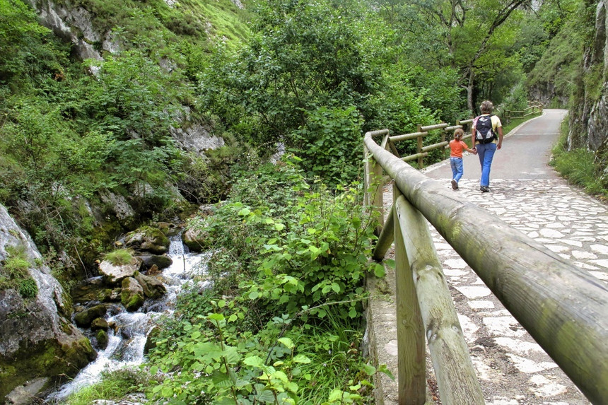 结石徒步旅行穿越丘陵和山谷雷德斯自然公园阿图里亚西班牙欧洲徒步穿越丘陵和山谷雷德斯自然公园生态系统图片