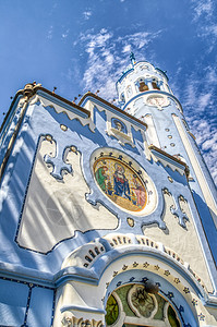 老的装饰蓝色教堂或圣伊丽莎白教堂布拉迪斯发历史的图片