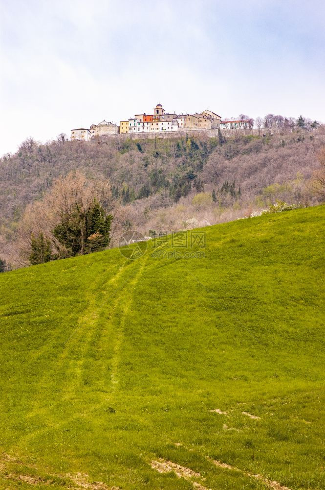格里马诺爬坡道意大利佩萨罗省和乌尔比诺意大利马奇山丘上离意大利安科纳90公里处MonteGrimano村的景象旅行图片