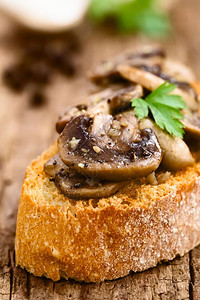 面包上的蘑菇图片