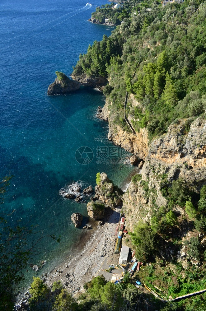 沿意大利阿马尔菲海岸一带的绿地萨莱诺色沿着图片