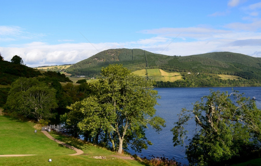 洛锡安人河口苏格兰对环绕引入胜的尼斯湖周围滚动的绿山图片