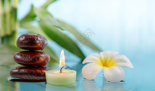 冥想叶子热带与蜡烛石头花和竹子放松的SPA概念图片