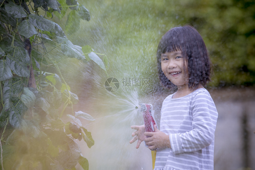 户外玩水的小女孩图片