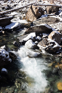 季节环境结石冬的山河冷水流在岩石之间山上游过河流图片