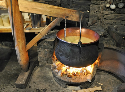 农家一锅出瑞士奶酪的制作柴金产品融化了背景