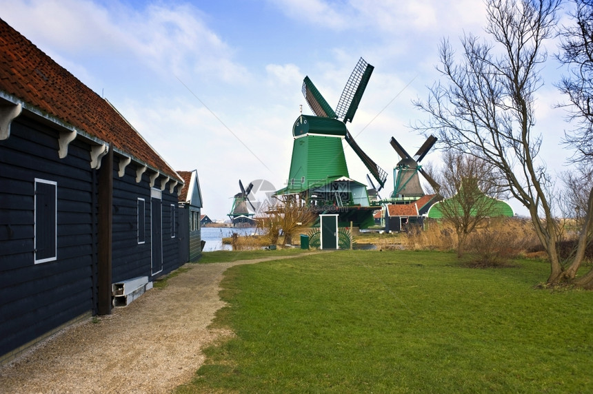 外屋河古老的典型荷兰风车和谷仓在旅游景点DeZaanseSchans一种图片