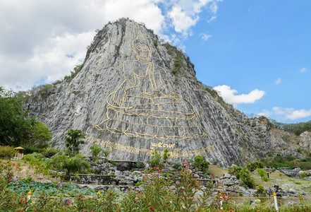地标在泰国巴塔亚省高切昌悬崖上雕刻和涂有黄金的佛像激光爬坡道考图片